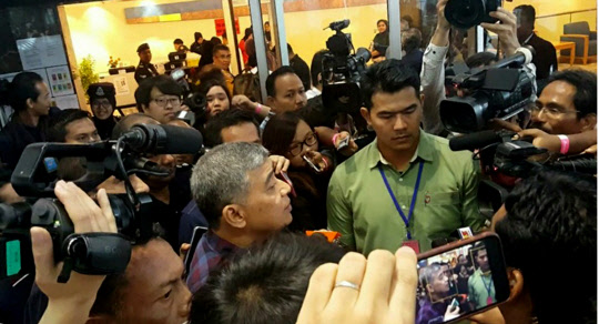 24일 칼리드 아부 바카르 말레이시아 경찰청장이 쿠알라룸푸르 국제공항에서 취재진에 둘러싸여 질문을 받고 있다. 연합뉴스